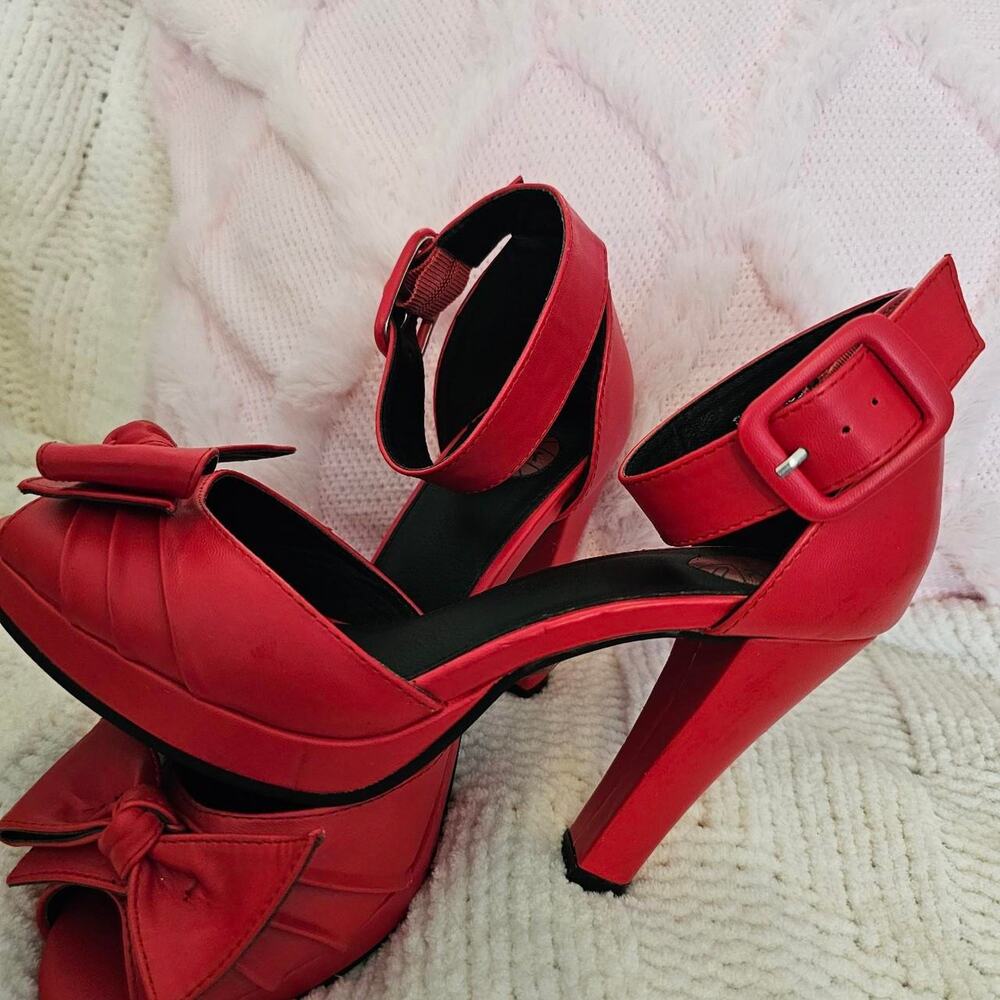 T.U.K Vampy Red 9 Pin-Up Vintage Retro Starlet Peep-Toe Bow Platforms